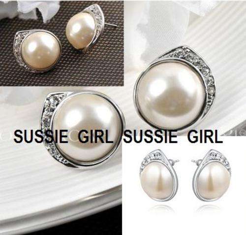 SOPHISTICATED AND NOT TO MISS PEARL STUD EARRINGS