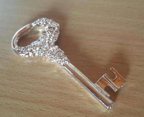 -- Glamarous -- Unusual 925 Silver Key Pendant with Matching Neck Chain
