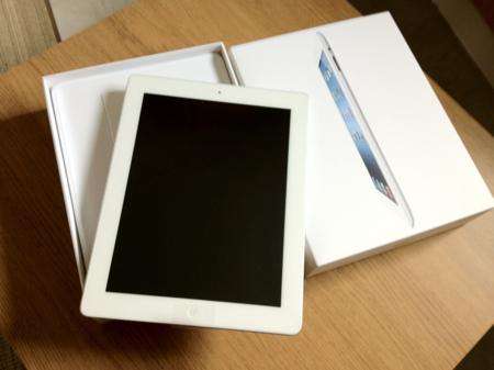I-Pad 3 - 3g & Wifi (comes with screen protector and bluetooth keyboard that doubles as case)