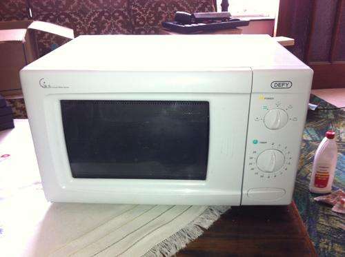 Defy 900W microwave