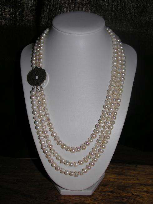 3 STRAND GENUINE FRESHWATER WHITE PEARL NECKLACE WITH CHINESE PENDANT CLASP!