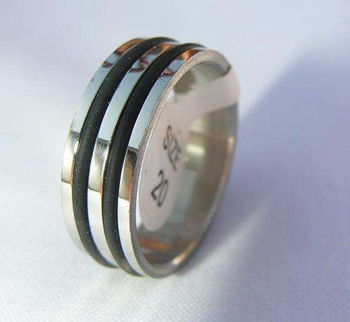 Comfortable Stainless Steel Rings with Rubber Bands