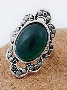 New Fashion Vintage Carving Green Gemstone Ring