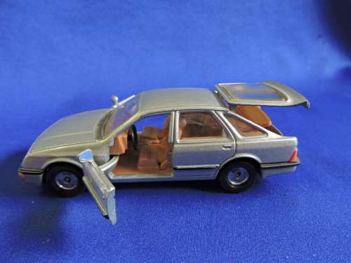 Corgi Toys FORD SIERRA 2,3 Ghia like Dinky Toy