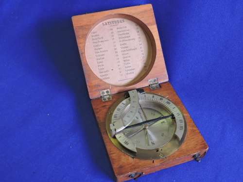 Vintage compass. Original case. 9cm x 9cm