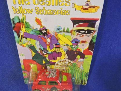 Hot Wheels MORRIS MINI ( THE BEATLES YELLOW SUBMARINE ) Long Card    # MINI MANIA #