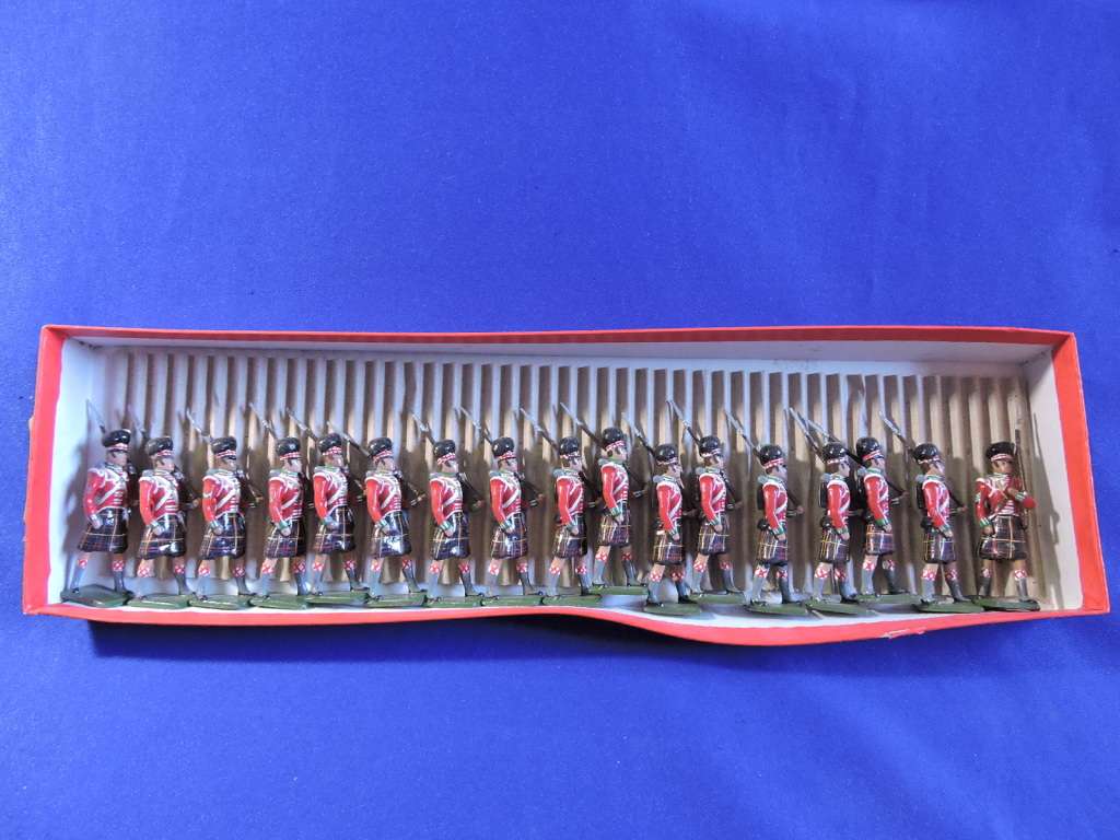 Scottish 79th regiment Military LEAD SOLDIERS  Two with rank.