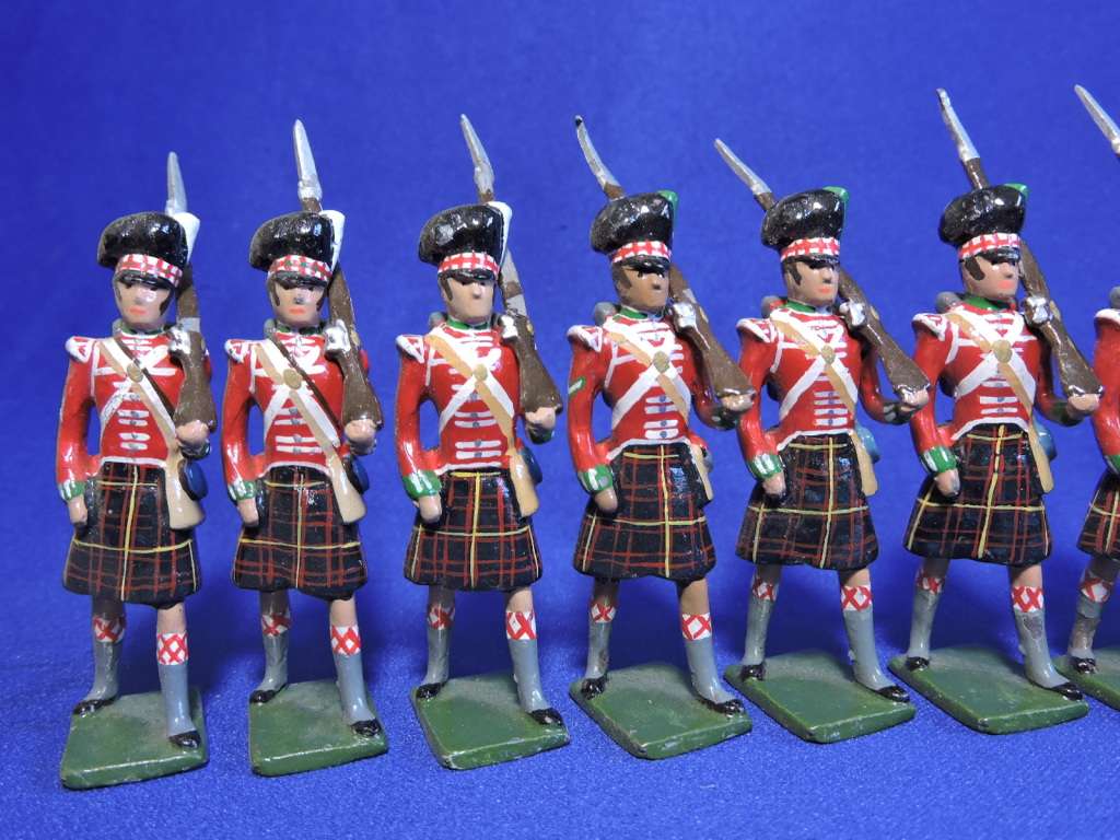 Scottish 79th regiment Military LEAD SOLDIERS  Two with rank.