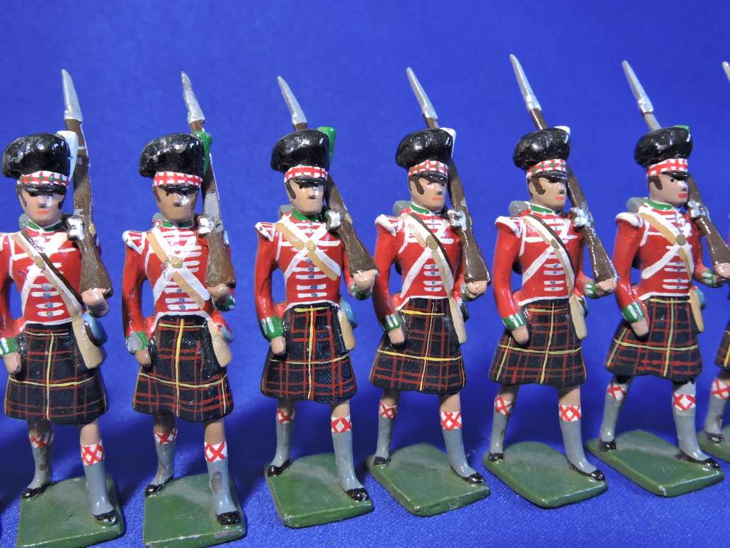 Scottish 79th regiment Military LEAD SOLDIERS  Two with rank.