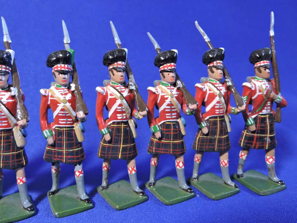 Scottish 79th regiment Military LEAD SOLDIERS  Two with rank.