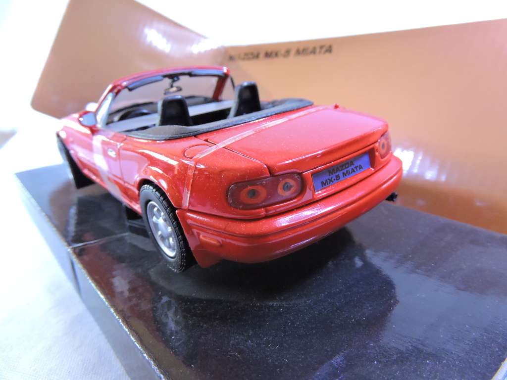 Motormax  Motor Max MAZDA MX5 Miata cabriolet in Box ( Red ) Desirable Model