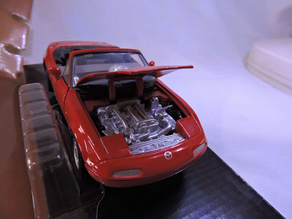 Motormax  Motor Max MAZDA MX5 Miata cabriolet in Box ( Red ) Desirable Model