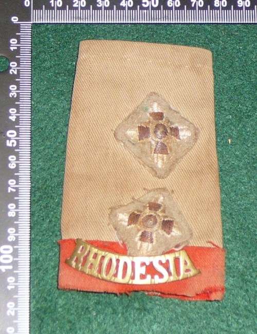 RHODESIAN WW2 OFFICERS SHOULDER RANK SLIP ON