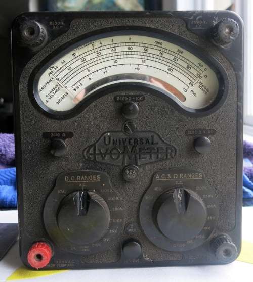 Vintage Electrical Measuring Instrument UNIVERSAL AVOMETER MODEL B   Still works No leads No bag