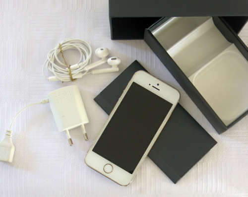 Apple iPhone 5S (16GB) + Earpods + USB Power Adaptor + Cover