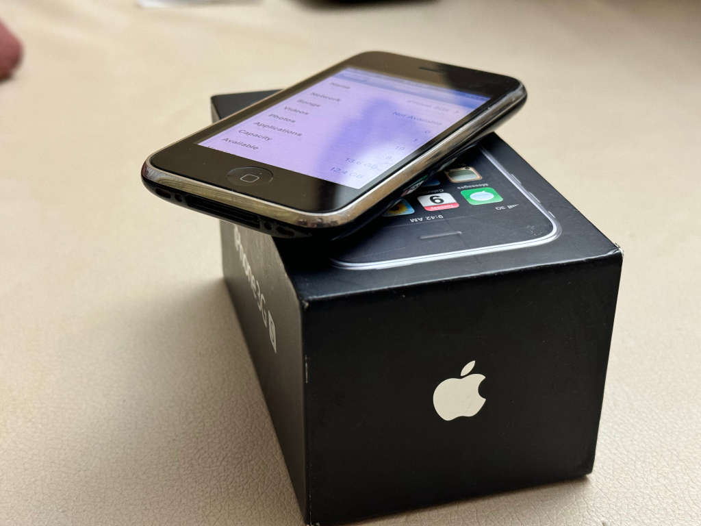 iPhone 3GS 16GB (2009)