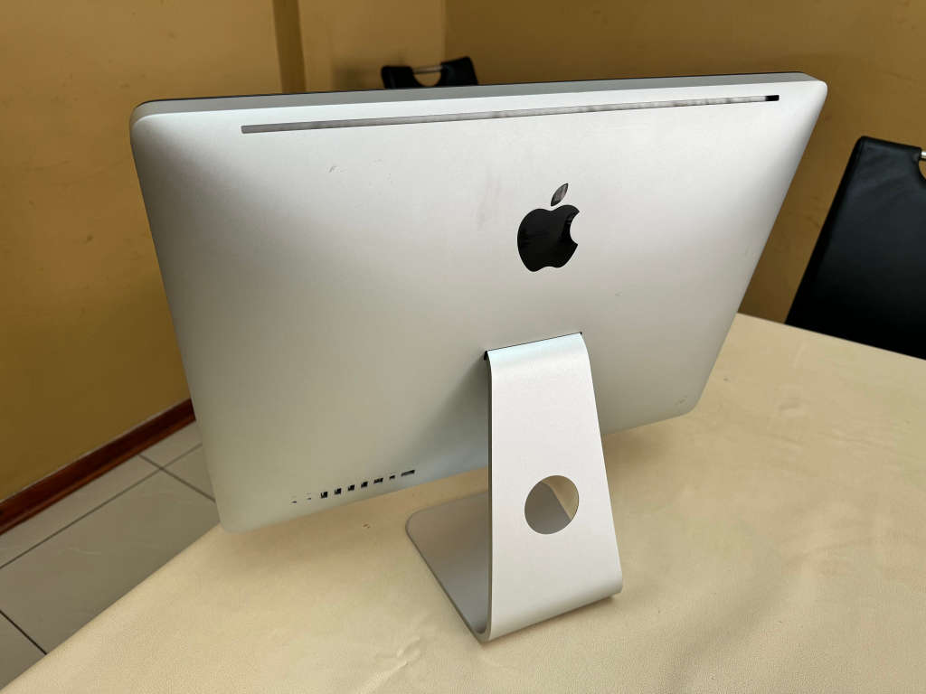 iMac (21.5-inch, Late 2009) 3.06GHz Intel Core 2 Duo processor - 2GB Ram & 500GB SATA Disk