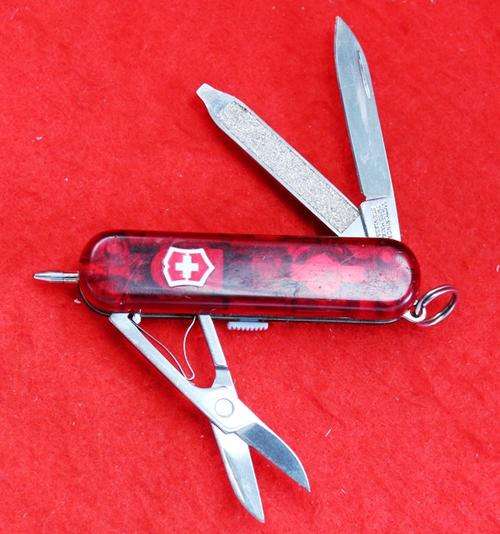 Victorinox Classic - Signature Lite Red Translucent