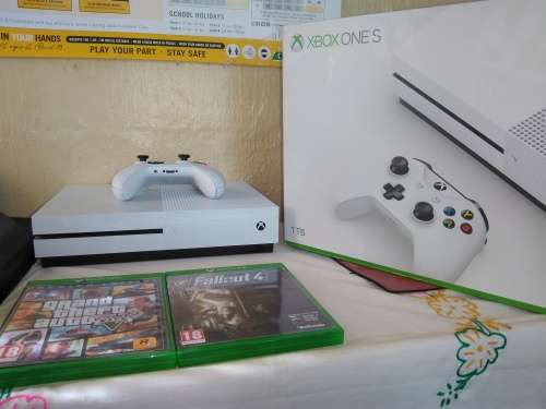 SELLING XBOX ONE S 1TB
