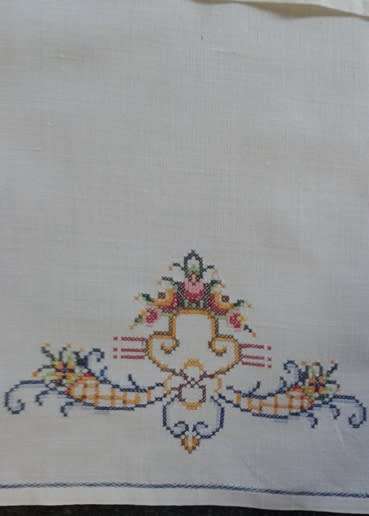 Pair petit point cross stitch vintage linen guest hand towels