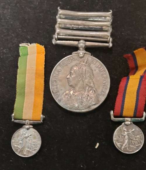 QSA - 2106 TPR, PC HOOKER S.A LI  HORSE - WITH 2 MINIATURE WAR MEDALS