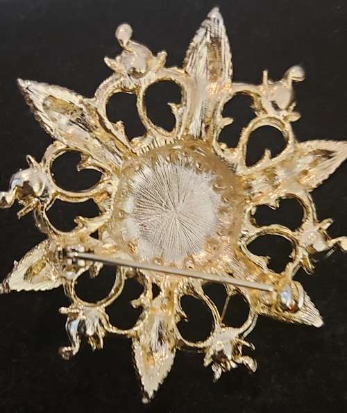 2 X BROOCHES , gREEN AND BLUE ROUND WHITE PEARLS