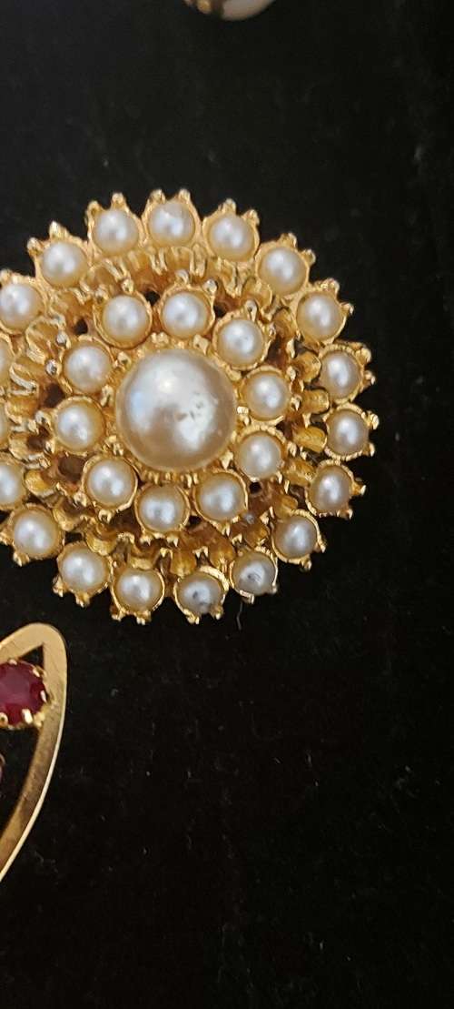 2 X BROOCHES , gREEN AND BLUE ROUND WHITE PEARLS