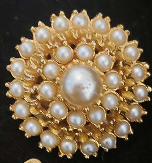 2 X BROOCHES , gREEN AND BLUE ROUND WHITE PEARLS