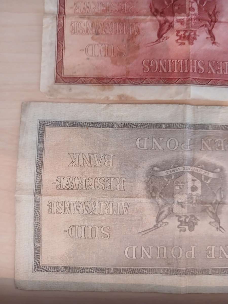 2 x SOUTRH AFRICAN RESERVE BANK NOTES : 1 X 10 SHILLING AND 1 X POUND