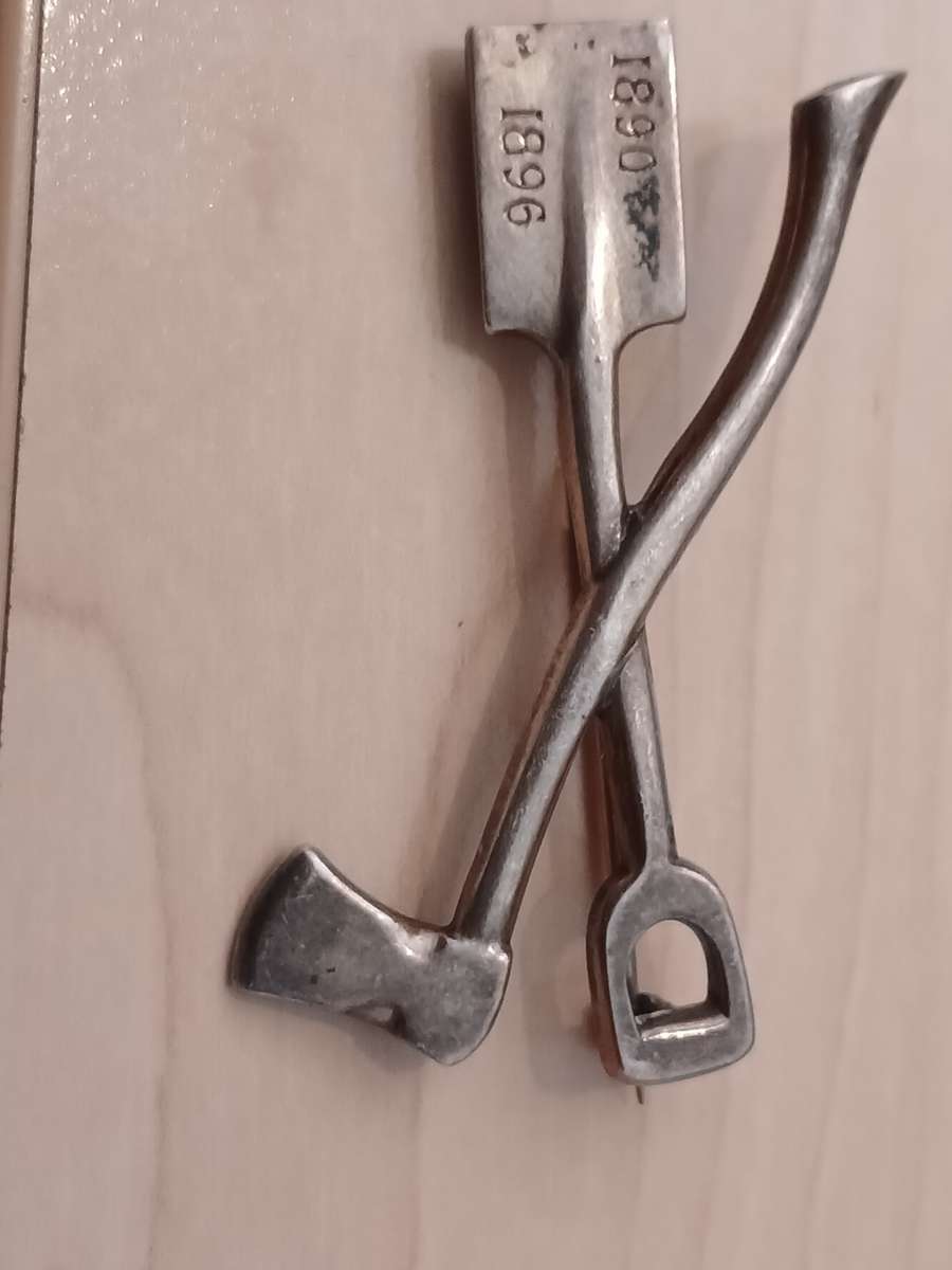 MINERS GOLD RUSH 1890-1896 TOKEN SPADE AND AXE- 92.5 SILVER