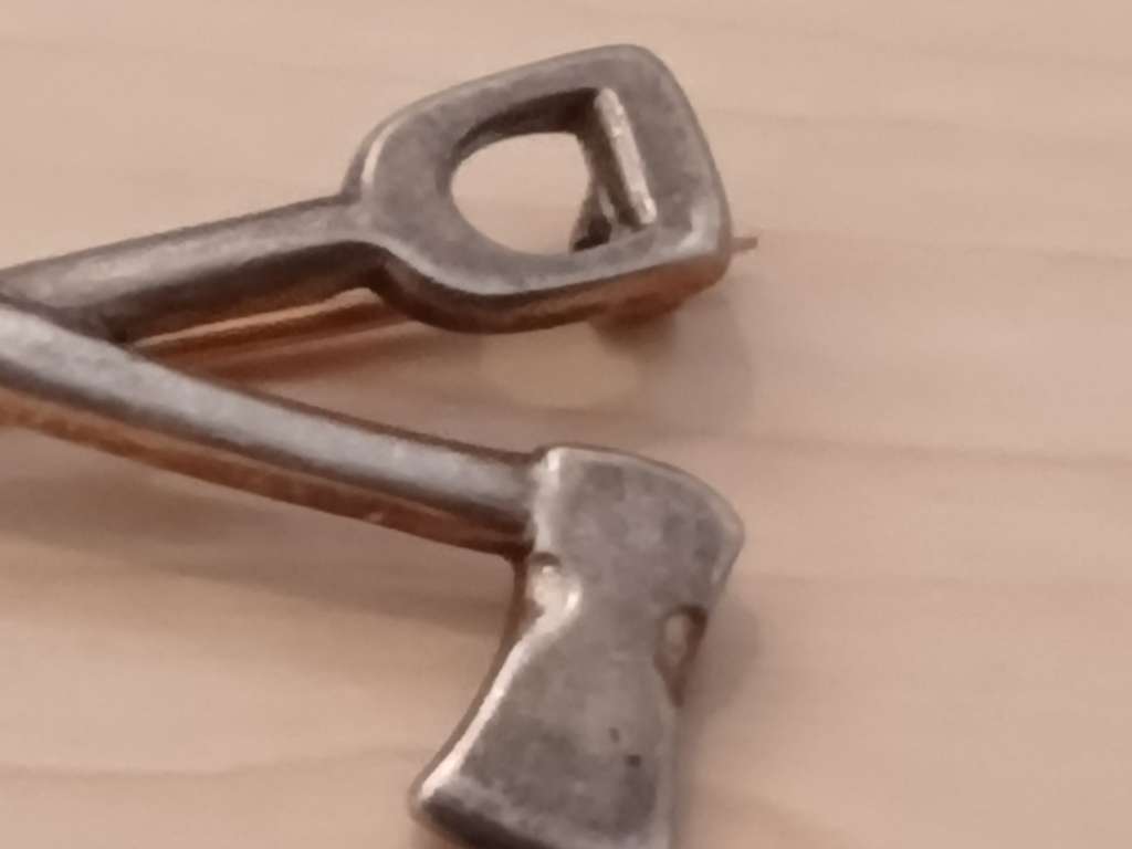 MINERS GOLD RUSH 1890-1896 TOKEN SPADE AND AXE- 92.5 SILVER