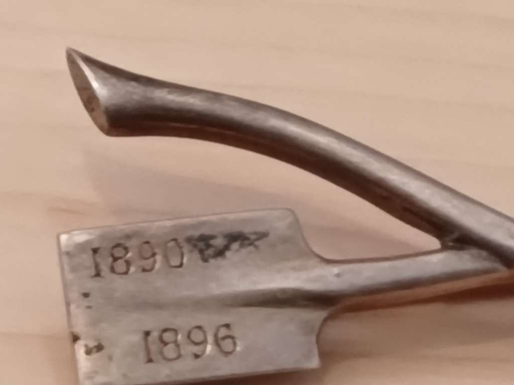 MINERS GOLD RUSH 1890-1896 TOKEN SPADE AND AXE- 92.5 SILVER