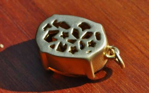 Vintage 1950s Faceted Oval Amber Glass Crystal prong set pendant in hand pierced gold tone mount