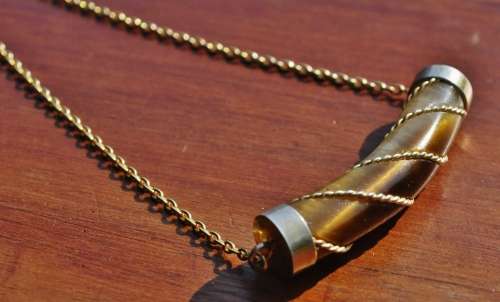 Vintage Gold Tone Chain and Art Glass Tubular Pendant Necklace