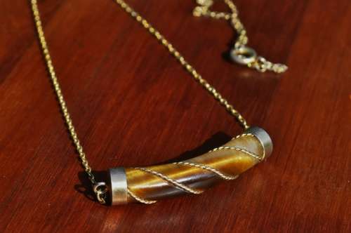 Vintage Gold Tone Chain and Art Glass Tubular Pendant Necklace