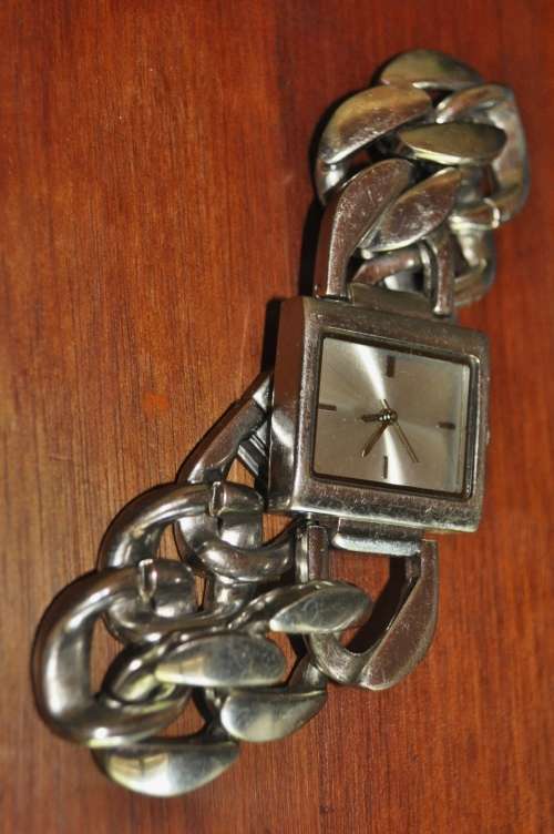 Sturdy stainless steel with linked chain strap, unbranded ladies watch