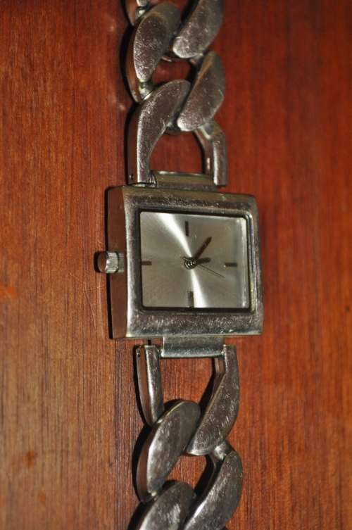 Sturdy stainless steel with linked chain strap, unbranded ladies watch