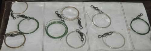 Job Lot - Booklet filled triple wire traces with Mustad Hooks