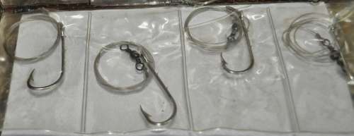 Job Lot - Booklet filled wire traces with Mustad Hooks