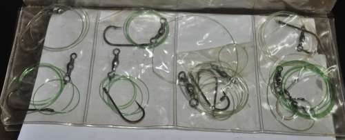 Job Lot - Booklet filled wire traces with Mustad Hooks