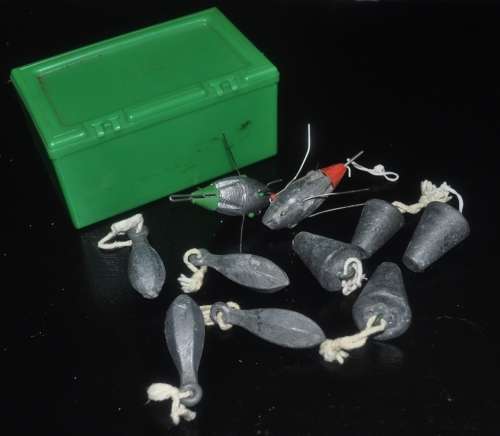 Mixed lot lead sinkers (10 in total) with Spinsport storage container