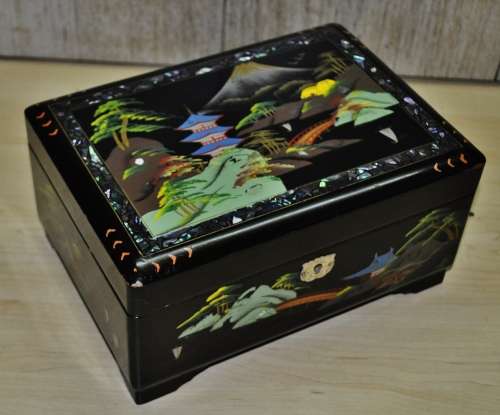 Vintage Japanese 1950s Musical Jewellery Box Hand-painted on Black Lacquer with Abalone Inlay