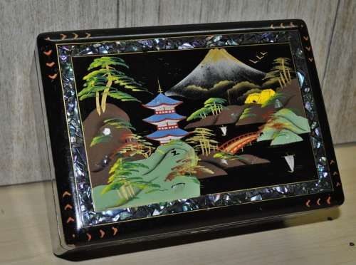 Vintage Japanese 1950s Musical Jewellery Box Hand-painted on Black Lacquer with Abalone Inlay