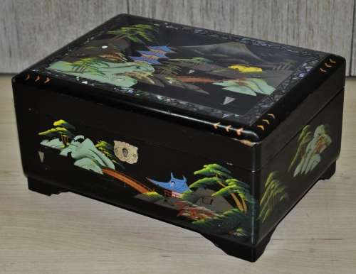 Vintage Japanese 1950s Musical Jewellery Box Hand-painted on Black Lacquer with Abalone Inlay