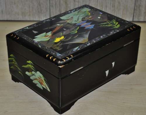 Vintage Japanese 1950s Musical Jewellery Box Hand-painted on Black Lacquer with Abalone Inlay