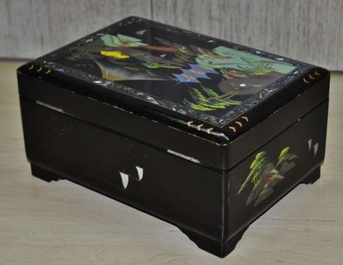 Vintage Japanese 1950s Musical Jewellery Box Hand-painted on Black Lacquer with Abalone Inlay