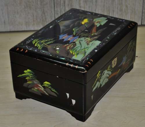 Vintage Japanese 1950s Musical Jewellery Box Hand-painted on Black Lacquer with Abalone Inlay