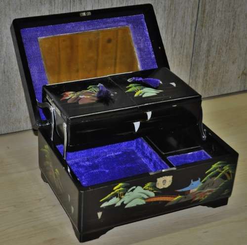Vintage Japanese 1950s Musical Jewellery Box Hand-painted on Black Lacquer with Abalone Inlay