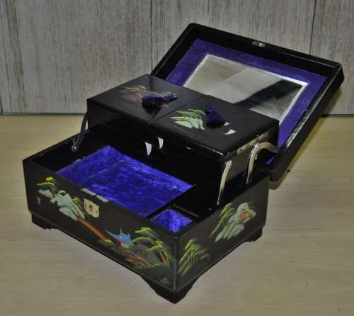 Vintage Japanese 1950s Musical Jewellery Box Hand-painted on Black Lacquer with Abalone Inlay
