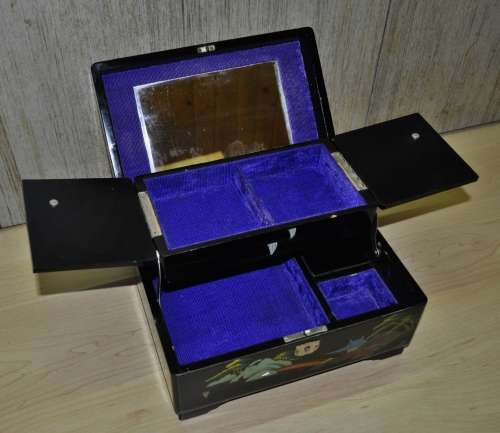Vintage Japanese 1950s Musical Jewellery Box Hand-painted on Black Lacquer with Abalone Inlay
